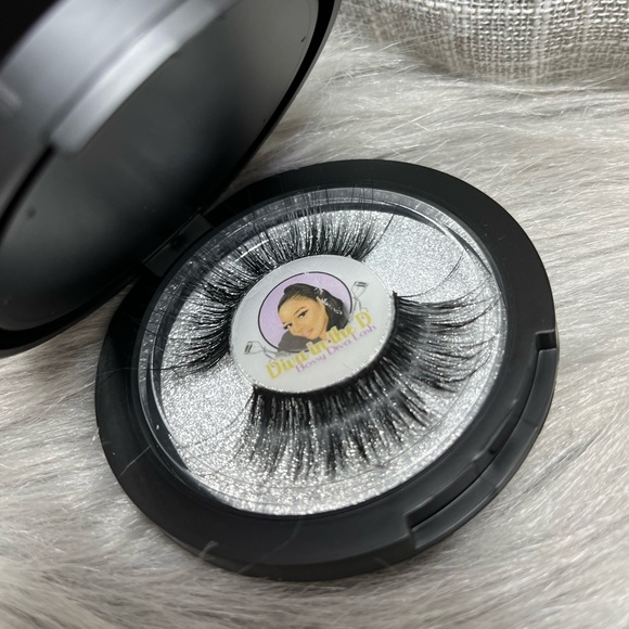 3 Pairs Mink Eyelashes and Storage Compact - Picture 5 of 6